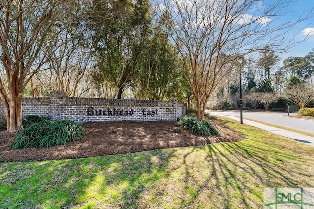 community sign featuring a yard