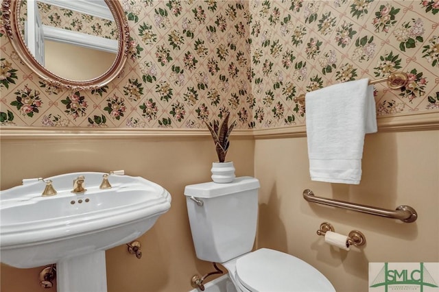 bathroom featuring toilet and sink