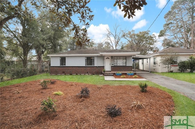 view of front of property featuring a carport and a front yard