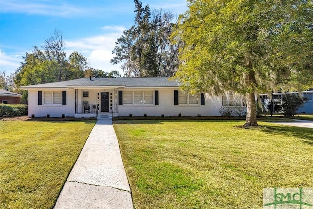 view of front of house with covered porch and a front lawn