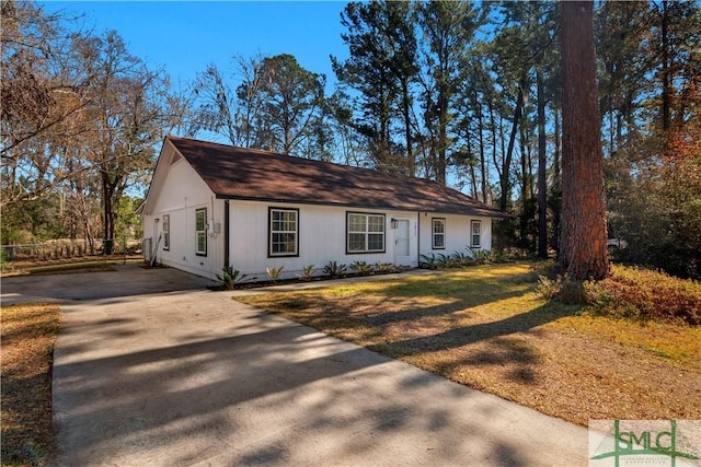 view of front of house featuring a front yard