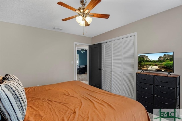 bedroom featuring ceiling fan and a closet