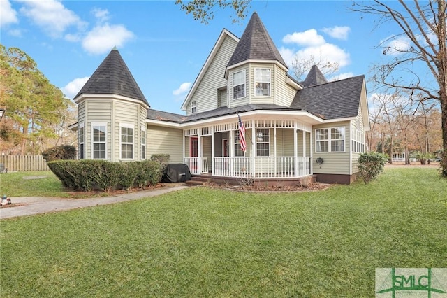 view of front of property featuring a front yard and covered porch