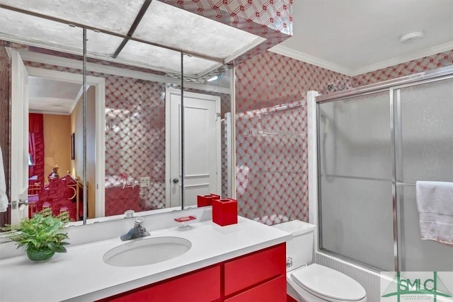 full bathroom featuring crown molding, vanity, bath / shower combo with glass door, and toilet