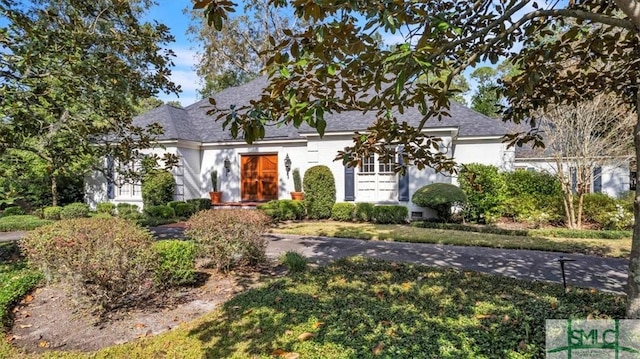 view of front of property with a front yard