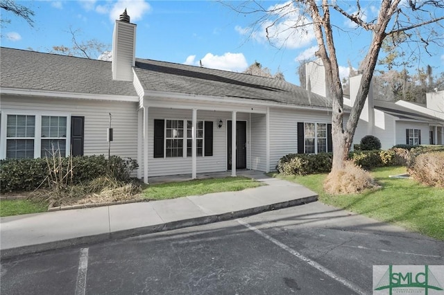 view of front of property with a front yard