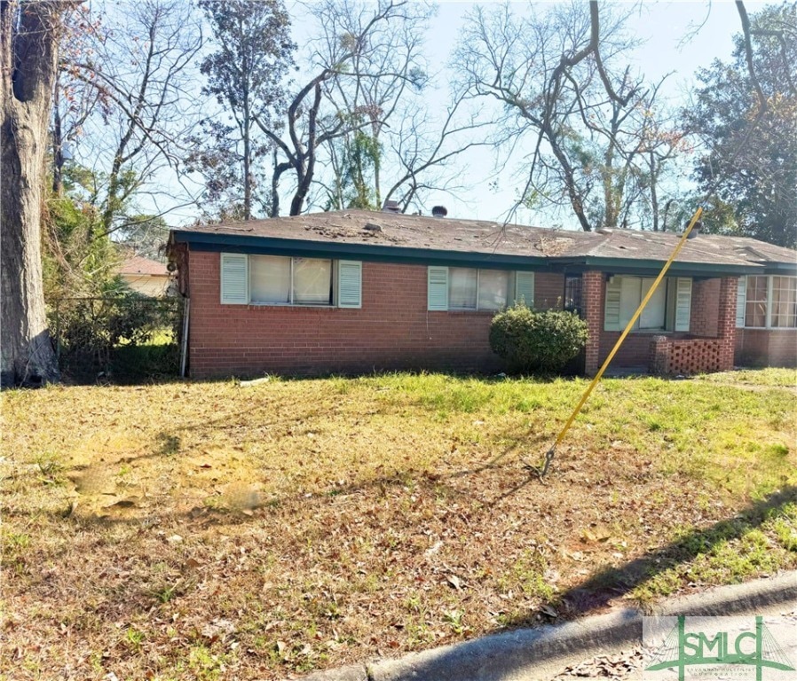 view of front of property featuring a front lawn