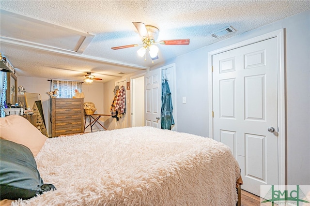 bedroom featuring ceiling fan and a textured ceiling