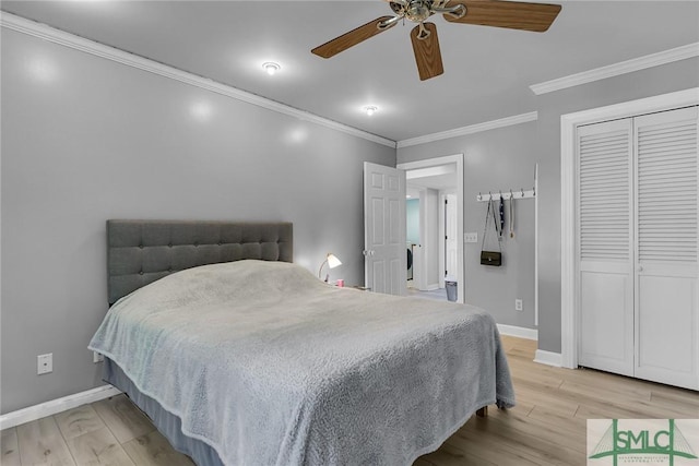 bedroom with ceiling fan, ornamental molding, light hardwood / wood-style floors, and a closet