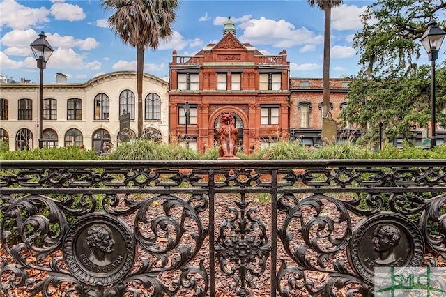 view of front of house featuring a fenced front yard