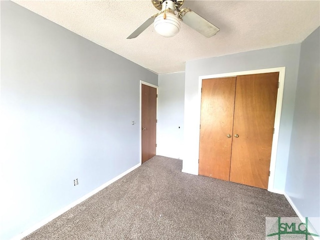 unfurnished bedroom featuring ceiling fan, carpet floors, a textured ceiling, and a closet