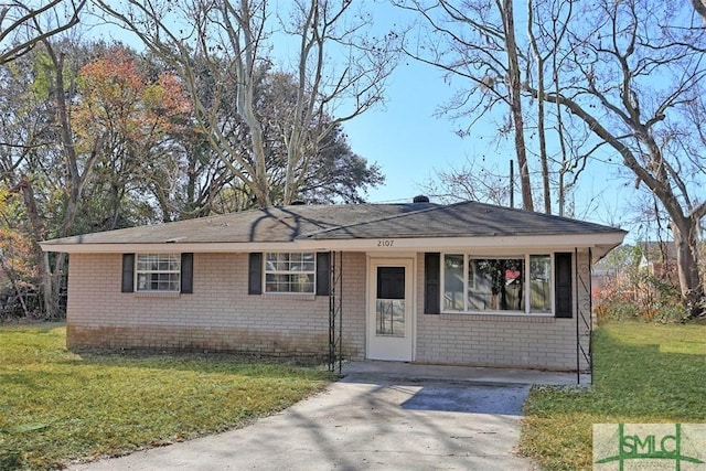 view of front of property with a front lawn