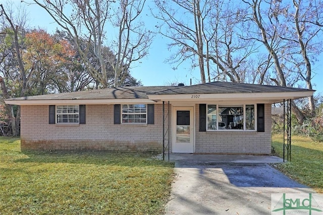 view of front of home featuring a front yard