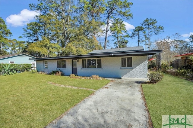 single story home featuring a front lawn