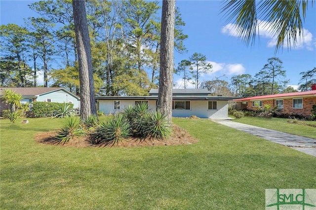 view of front of house featuring a front lawn