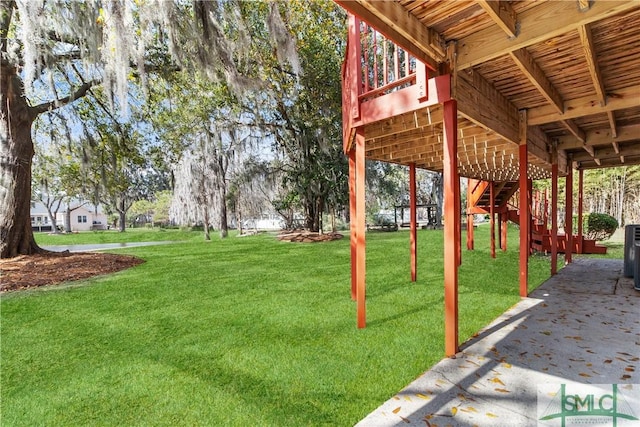 view of yard featuring a patio