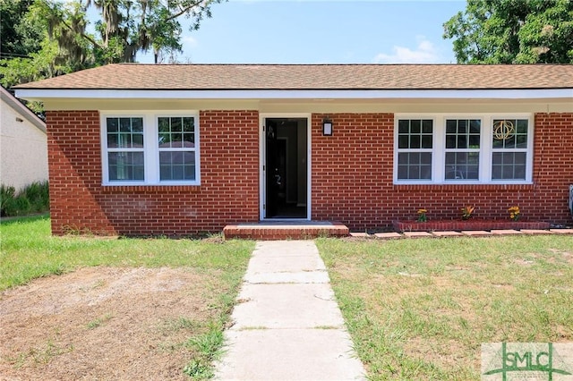 view of front of property with a front yard