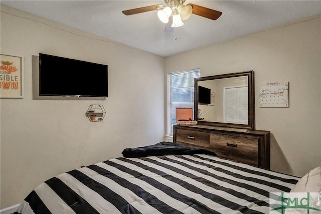 bedroom with ceiling fan