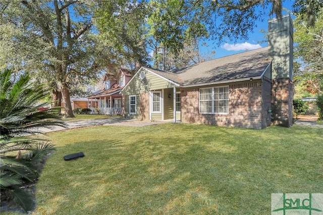 view of front of house with a front lawn