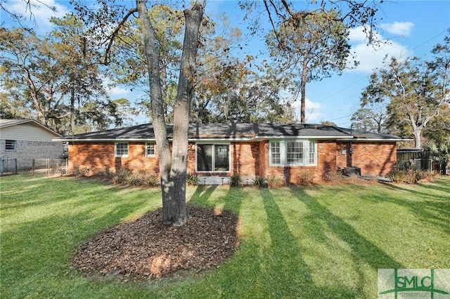 view of front of home featuring a front yard