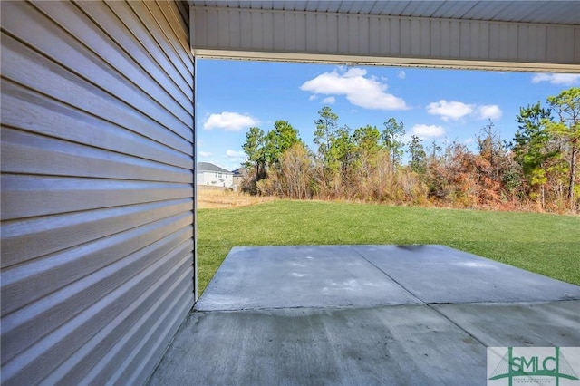 view of yard featuring a patio area