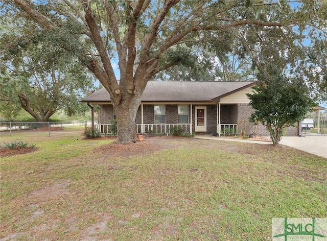 view of front of home featuring covered porch and a front lawn