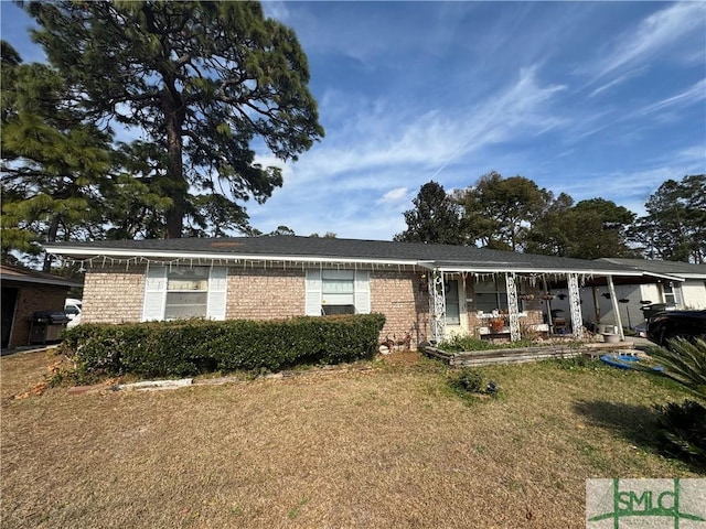 view of front of property featuring a front yard