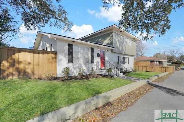 view of front of property featuring a front yard