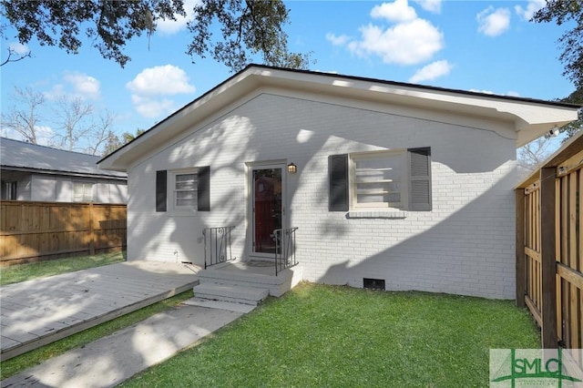 view of front of home featuring a front yard