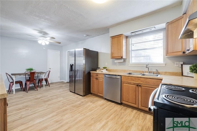 kitchen with sink, ceiling fan, appliances with stainless steel finishes, light hardwood / wood-style floors, and a textured ceiling