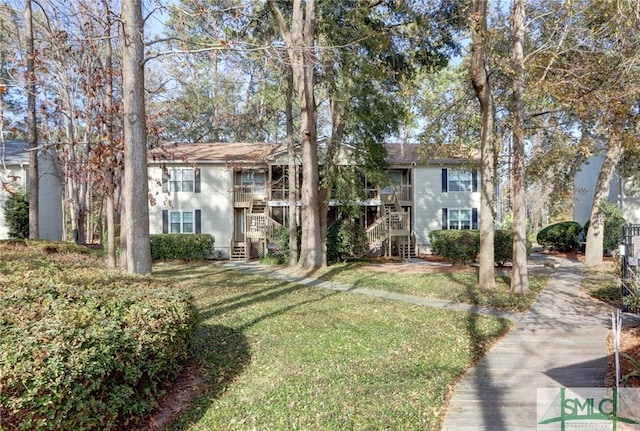 view of front facade with a front lawn