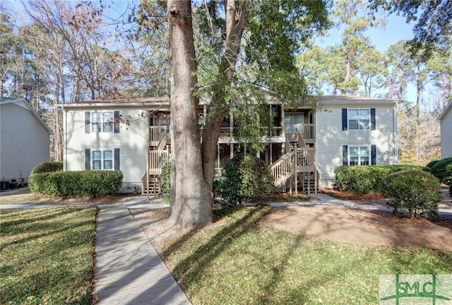 view of front facade featuring a front yard