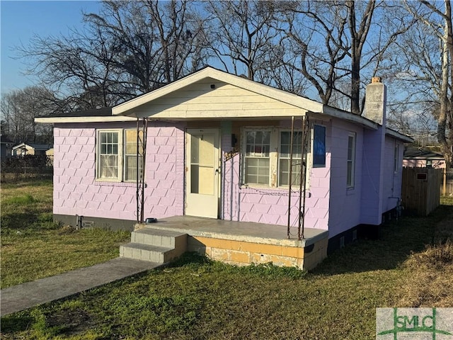 view of front facade with a front yard