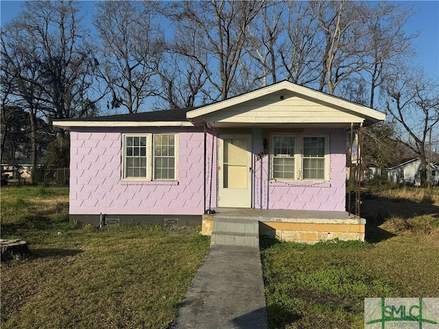 view of front of property with a front lawn