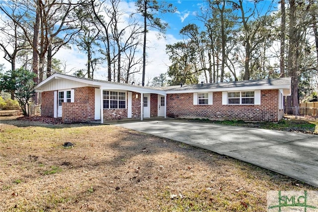 single story home featuring a front yard