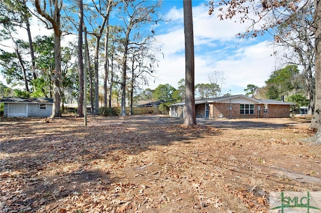 view of yard featuring a shed