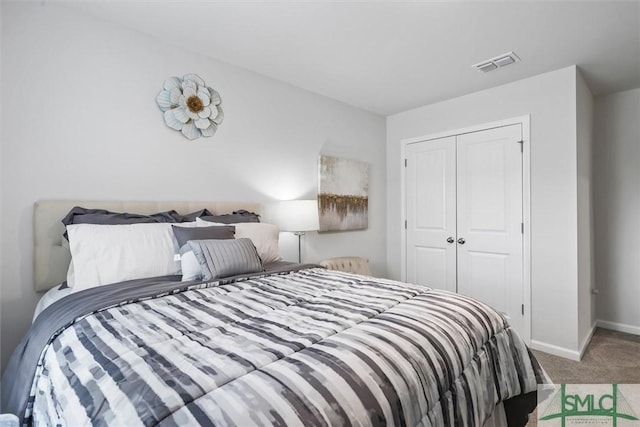 bedroom featuring carpet flooring and a closet