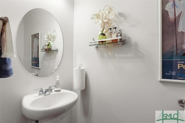 bathroom featuring sink