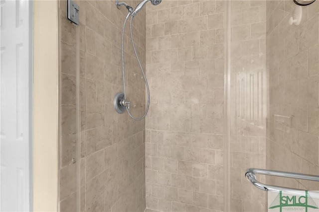 bathroom featuring a tile shower