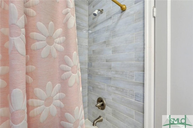 bathroom featuring shower / tub combo