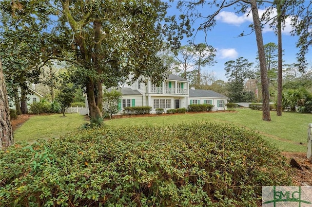 view of front of home with a front lawn