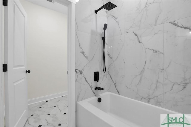 bathroom with tiled shower / bath combo