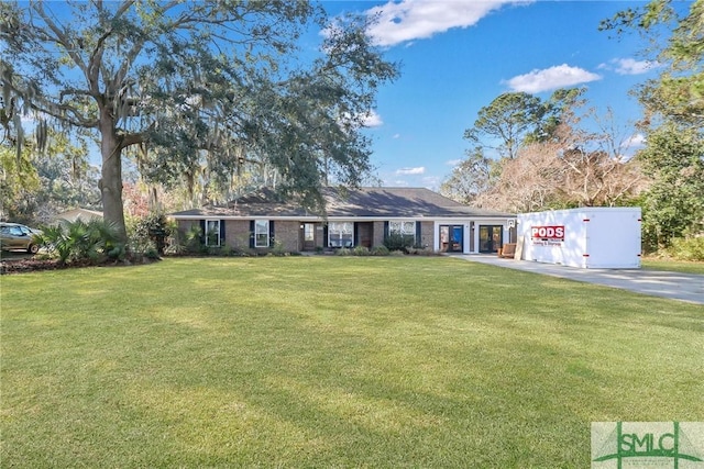 ranch-style home featuring a front lawn