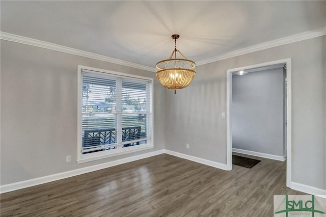 empty room with ornamental molding, dark wood-type flooring, and a notable chandelier