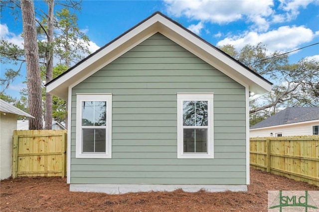 view of side of property with an outdoor structure