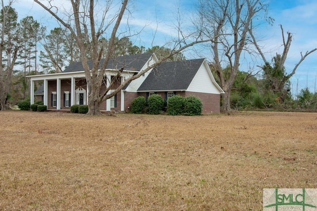 view of front of home featuring a front lawn