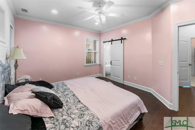 bedroom with crown molding, a barn door, dark wood-type flooring, and ceiling fan