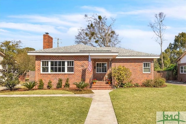 view of front of house featuring a front lawn