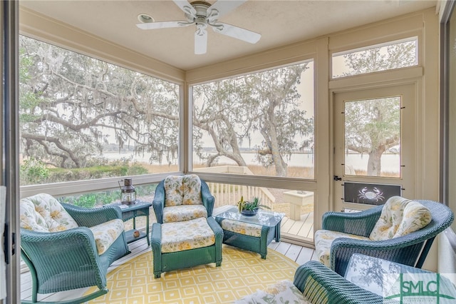 sunroom with ceiling fan