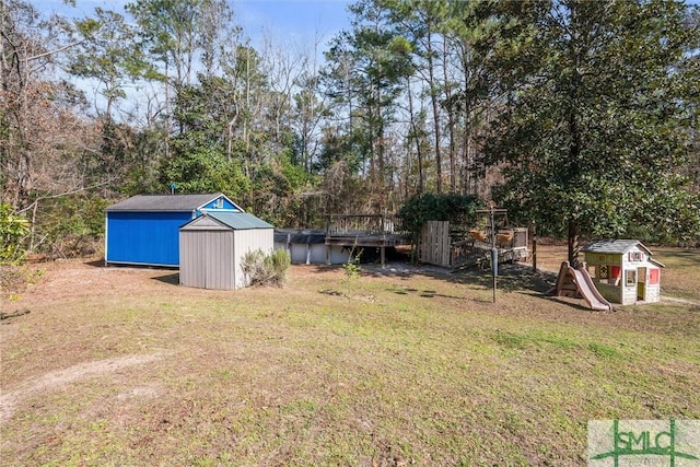 view of yard with a storage shed
